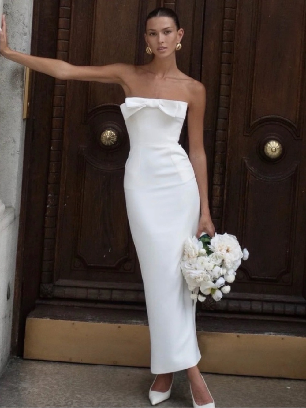 Minimalist Strapless White Midi Dress with Front Bow